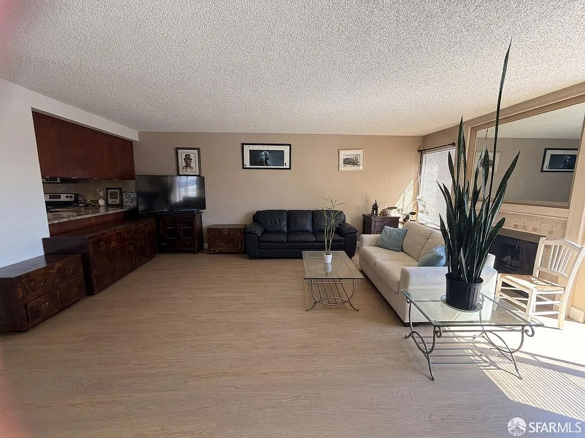 3 bed, 2.5 bath, 1900 sqft, $6,800 — Photo 4