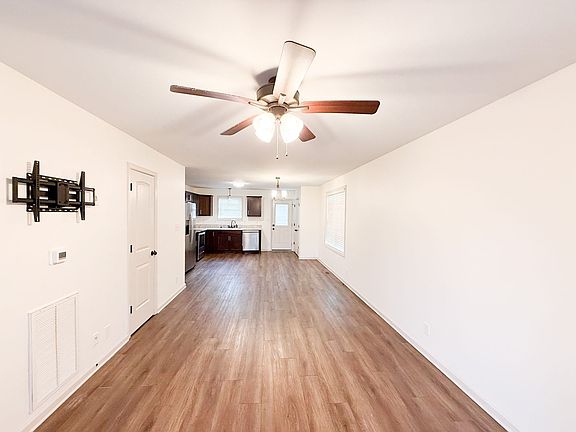2nd image of 927 Oak Ln