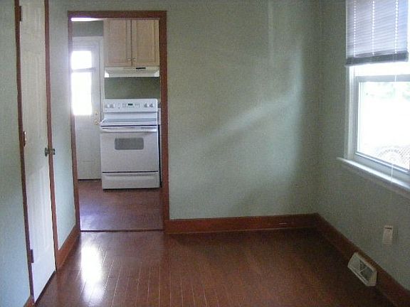5th image of 612 Earl St