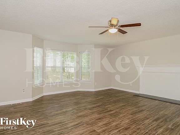 3rd image of 944 Highland Glen Rd