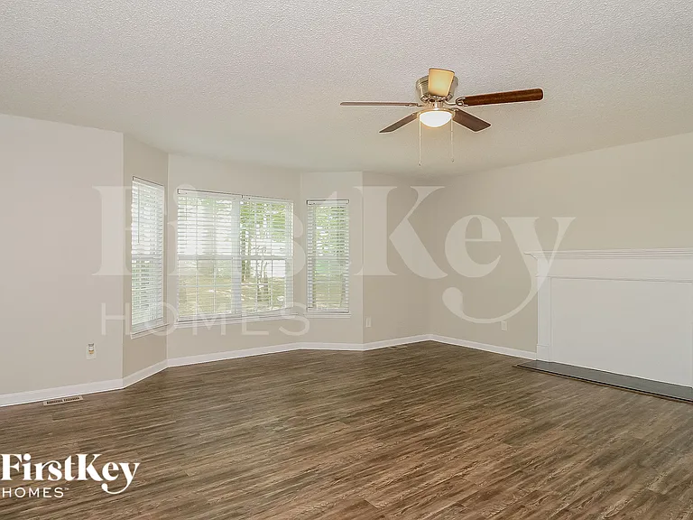 944 Highland Glen Rd — Photo 3