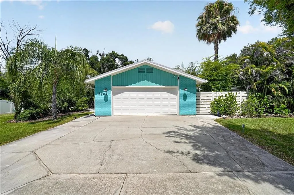 3 bed, 2.0 bath, 2248 sqft, $8,500 — Photo 3