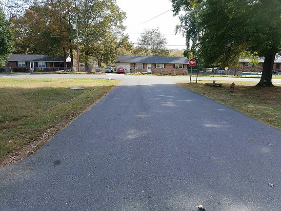 4th image of 208 Chantilly Dr