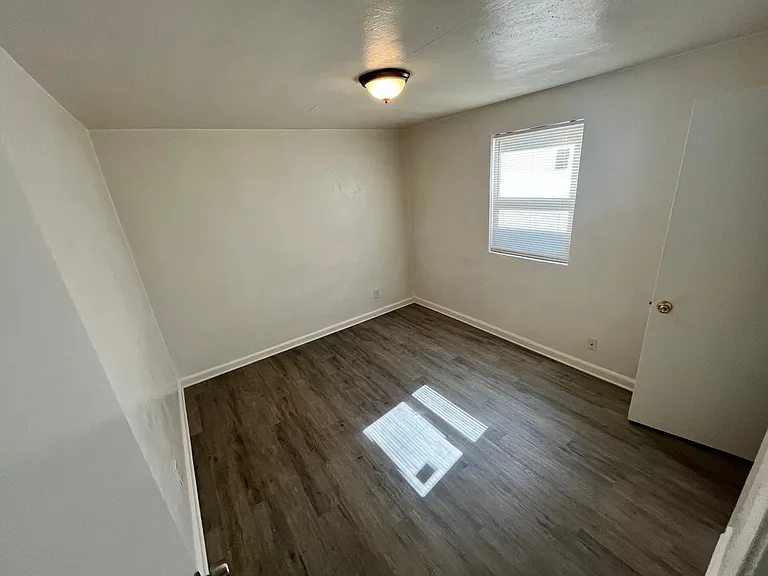 21 Chamberlin Ave W #B — Photo 12