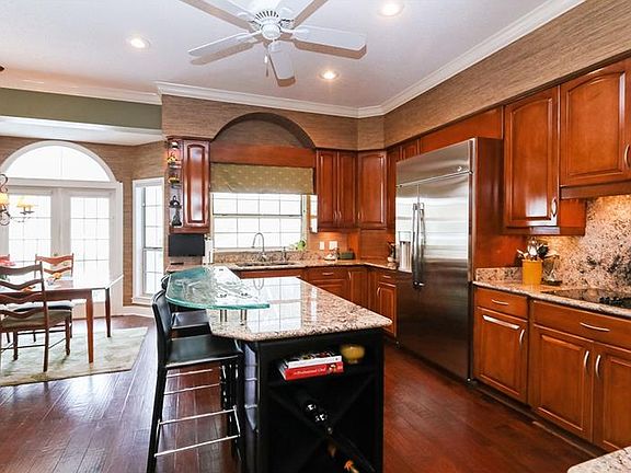 3rd image of 6006 Pine Valley Dr