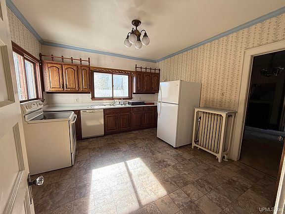 5th image of 302 Iroquois St