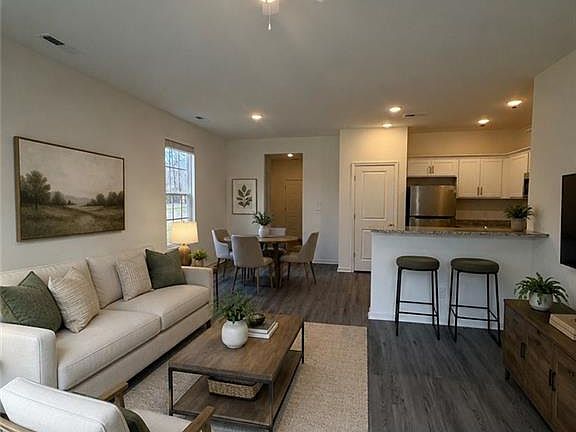 3rd image of 3422 Royal Highland Dr