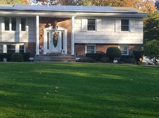 27 Penguin Ln, Commack, NY 11725