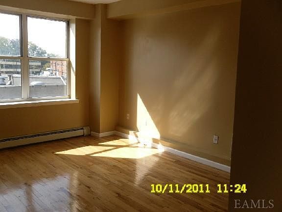 4th image of 35 Hudson St APT 4B