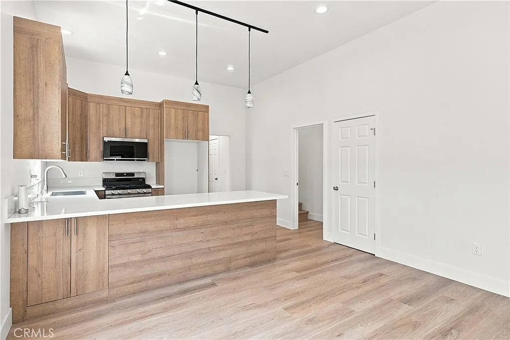 2 bed, 1430 sqft, $3,199 — Photo 2