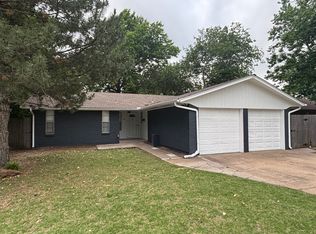 604 SW 13th St, Moore, OK 73160