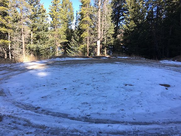 Quiet cul-de-sac by the lake