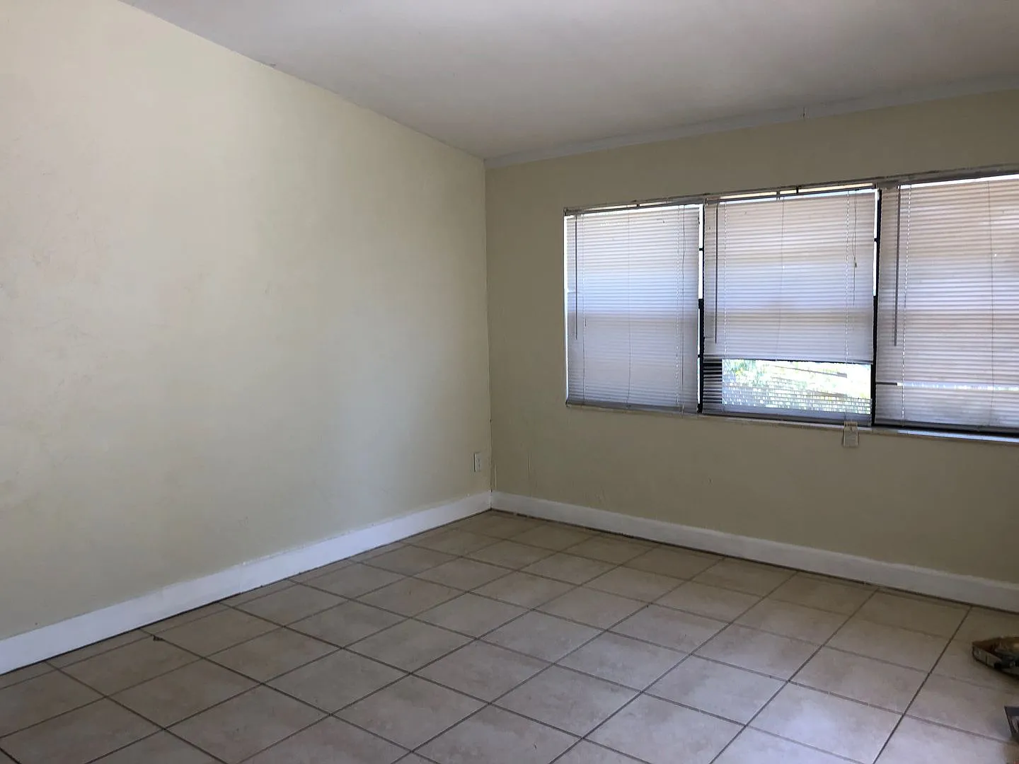 Large 4-2 with fenced backyard — Photo 4