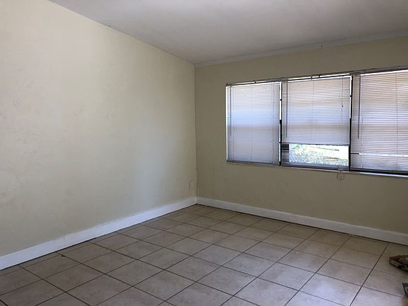 4th image of 1859 Lauderdale Manor Dr