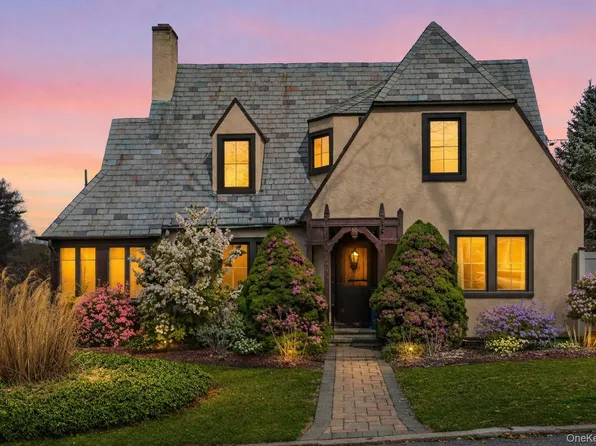 60 Roosevelt Avenue, Glen Head, NY 11545