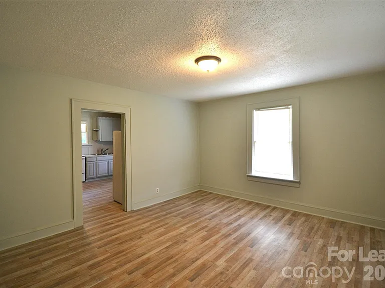 1208 Grace Ave — Photo 2