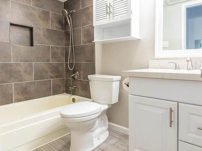 3900 Woodchase Dr #13 — Photo 16