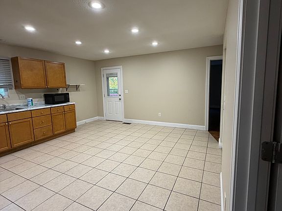 4th image of 102 Foxx Manor Dr