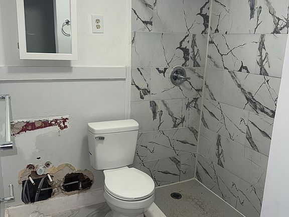 4th image of 305 W 6th St #1
