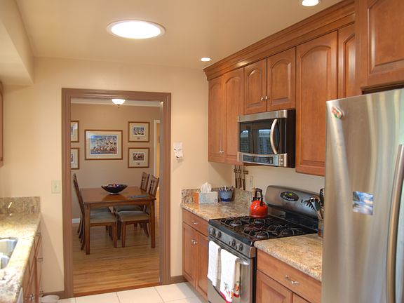 4th image of 1085 Broadmoor Dr