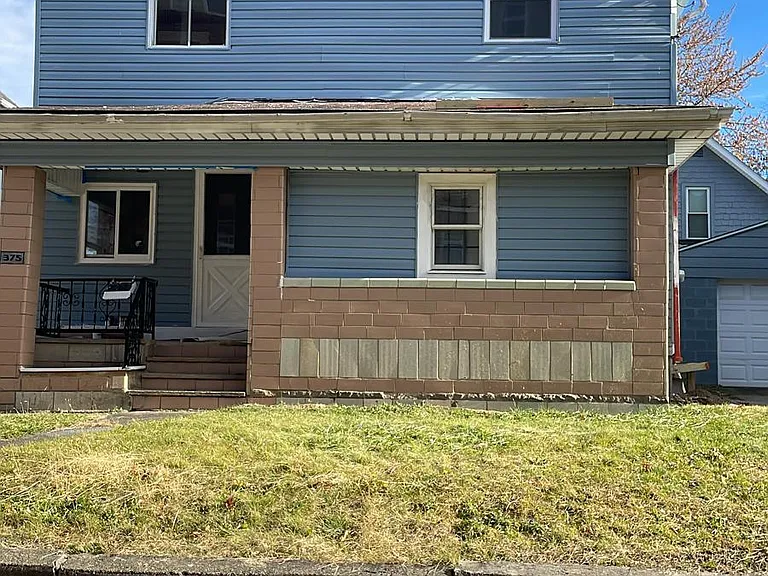 375 Allyn St — Photo 2