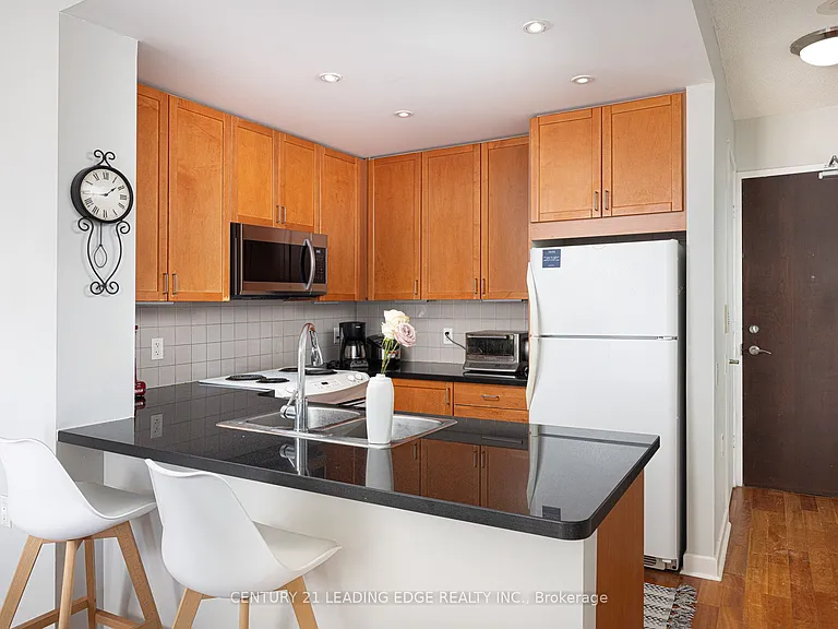 85 Bloor St E #1413 — Photo 11