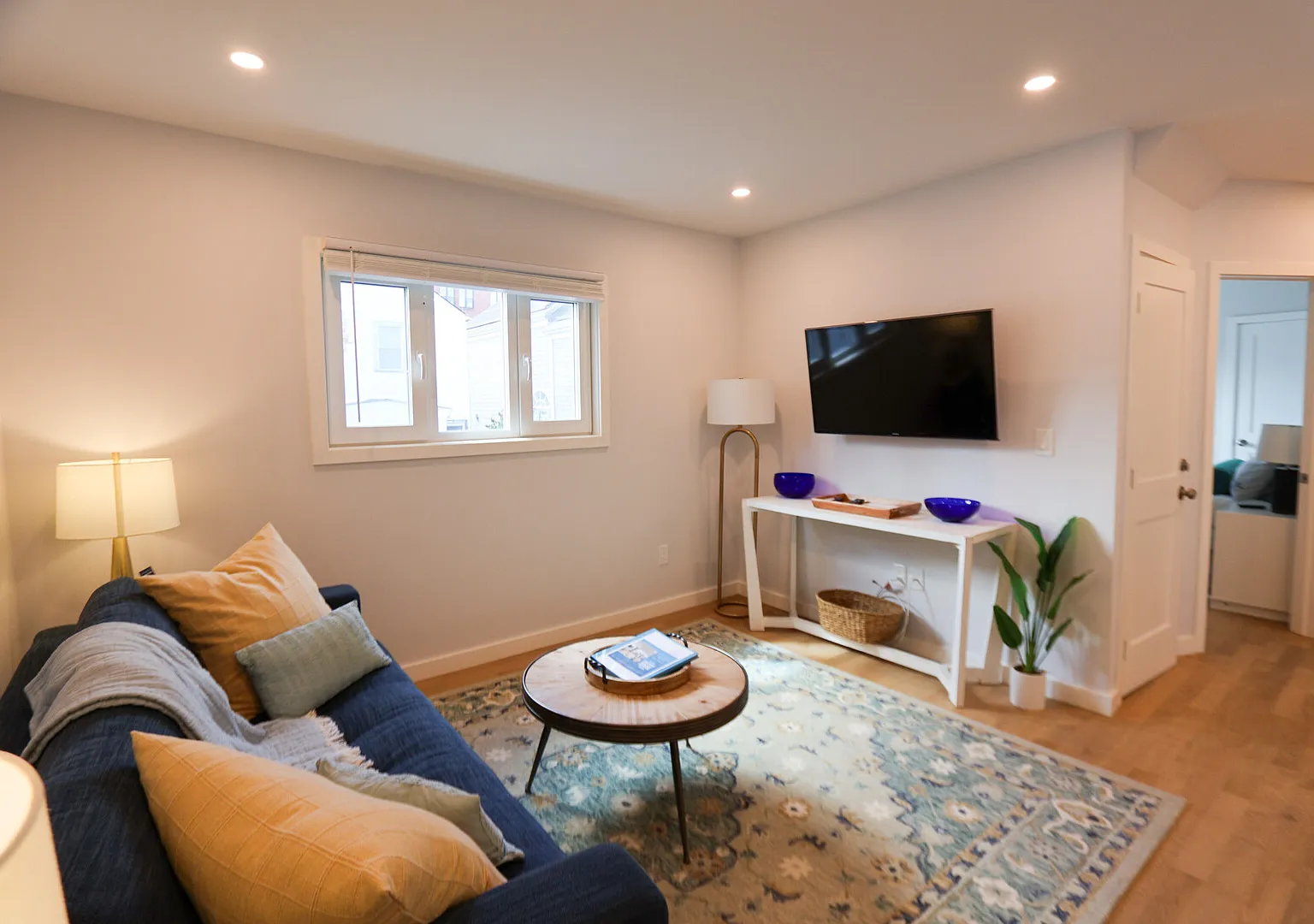 THO752 Modern 2BR/2BA Gem near MIT | Central Cambridge — Photo 1