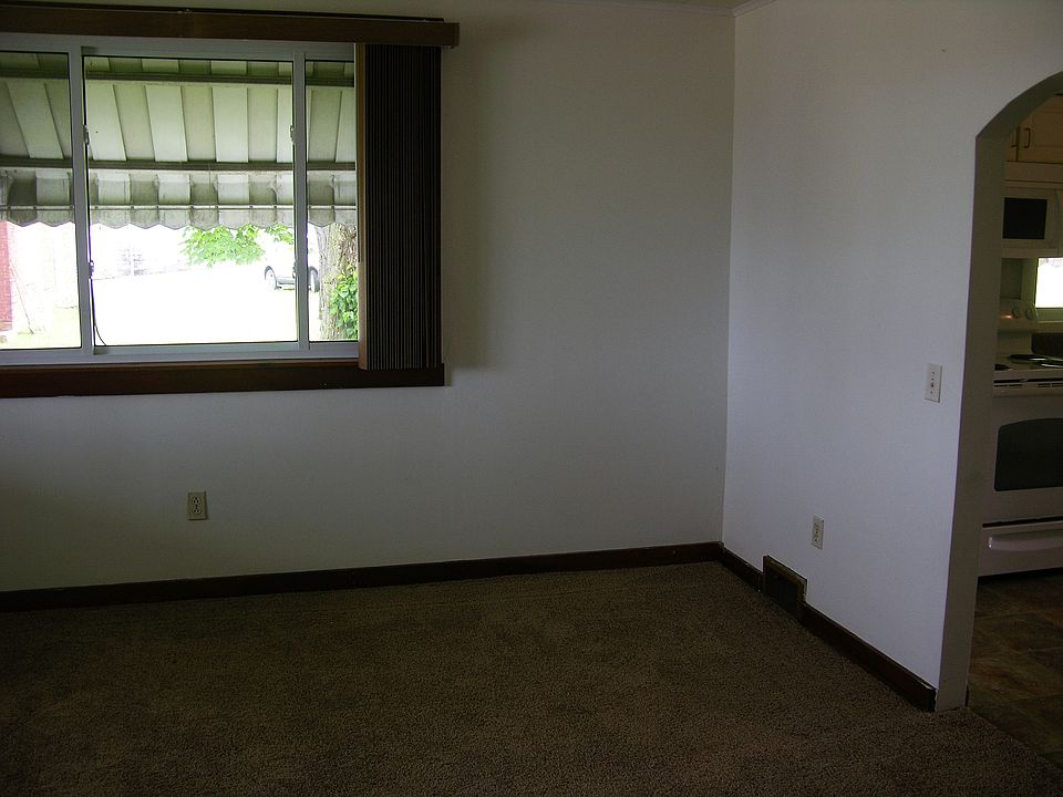 1st image of 105 W Main St