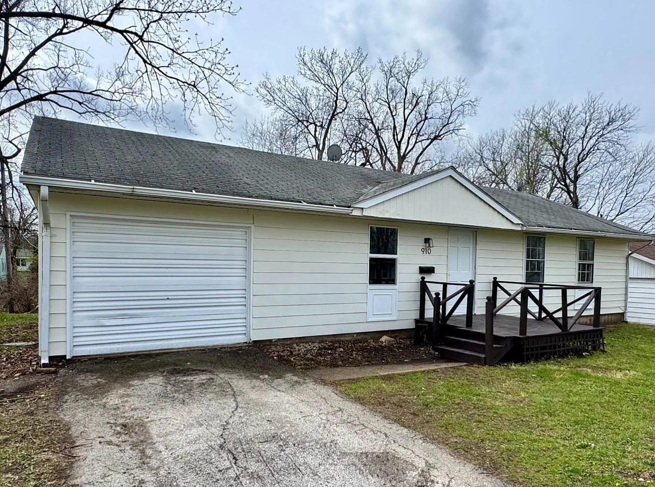910 Skyline Dr — Photo 2