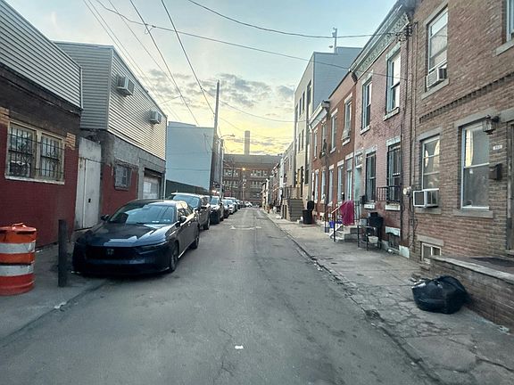 5th image of 709 Daly St