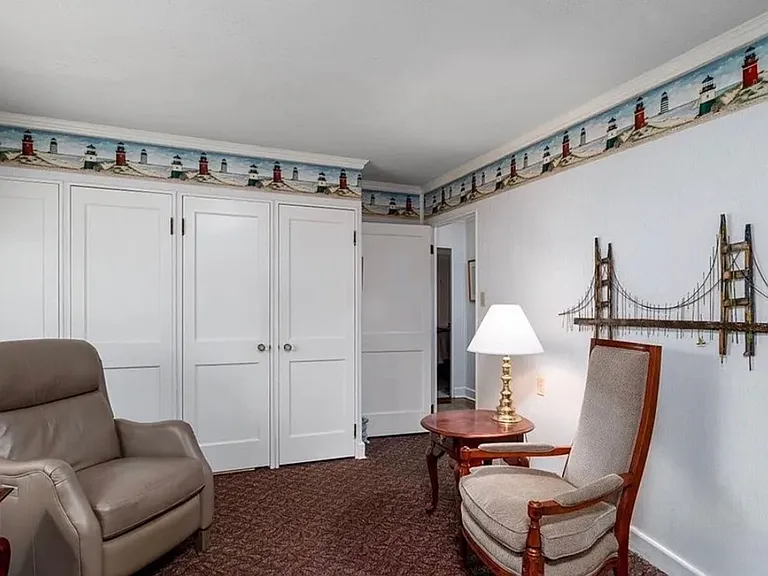 460 Royal Ave — Photo 7