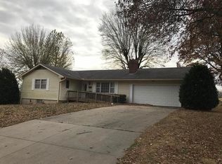 17 Ussery Dr, Lexington, MO 64067