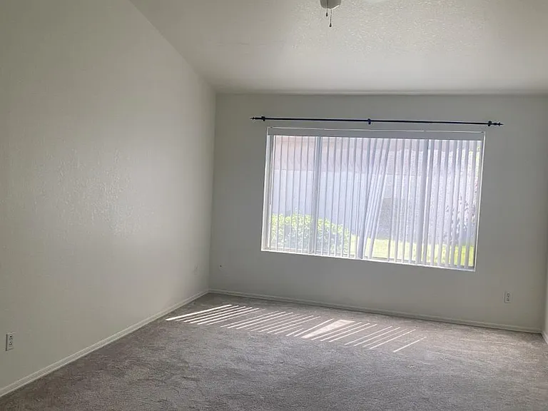 525 W Candlewood Ln — Photo 11