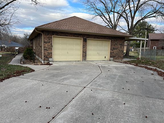 3rd image of 902 S Ann Dr