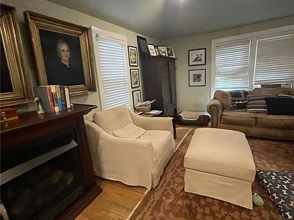 3rd image of 16040 Henderson Rd