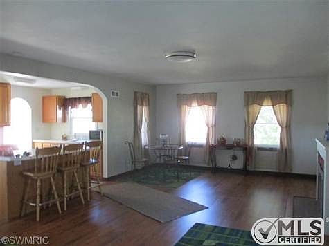 4th image of 451 Iroquois Ave