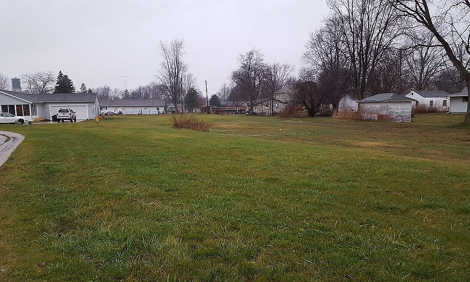 2nd image of 201 Railroad St
