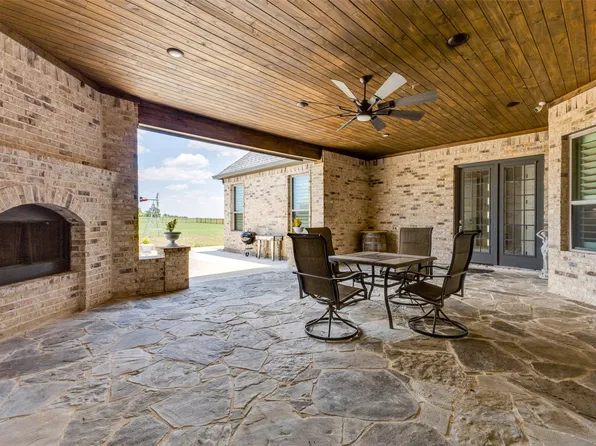 1077 Deerfield Dr, Wills Point, TX 75169