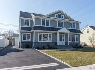 17 Berry Pl, Albertson, NY 11507