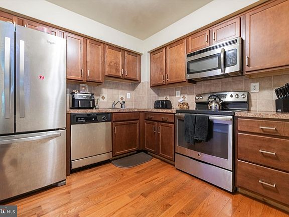 4th image of 40 Bohemia Dr