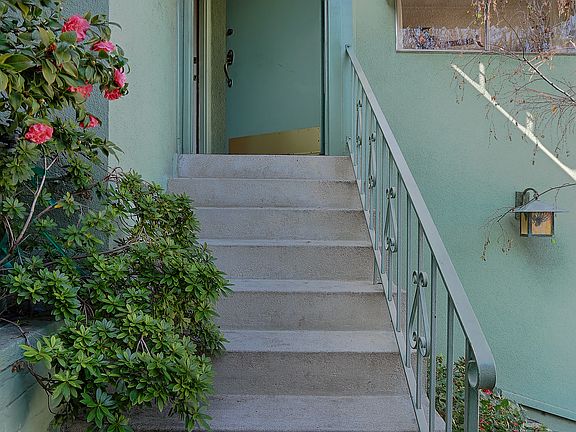 4th image of 2525 Lake View Ave