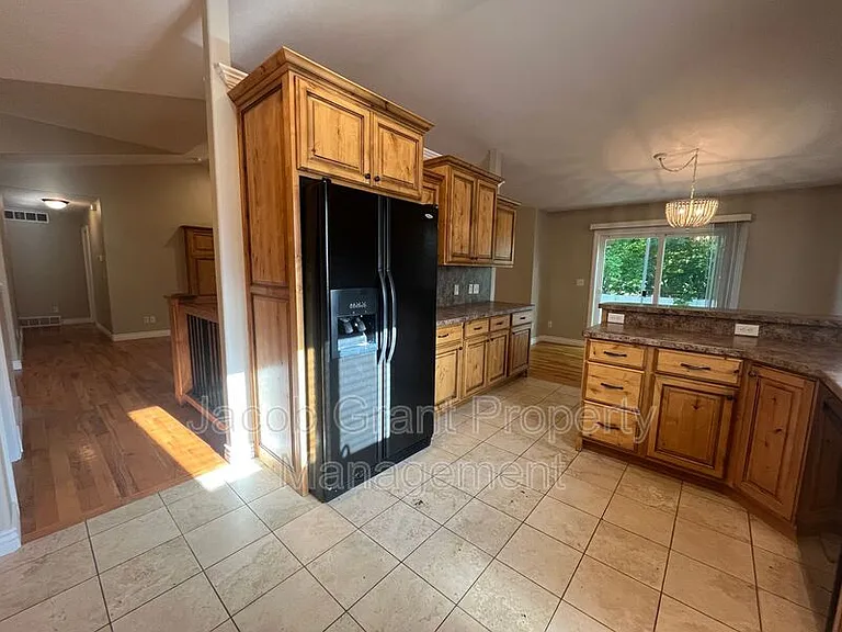 460 Lacosta Dr — Photo 6