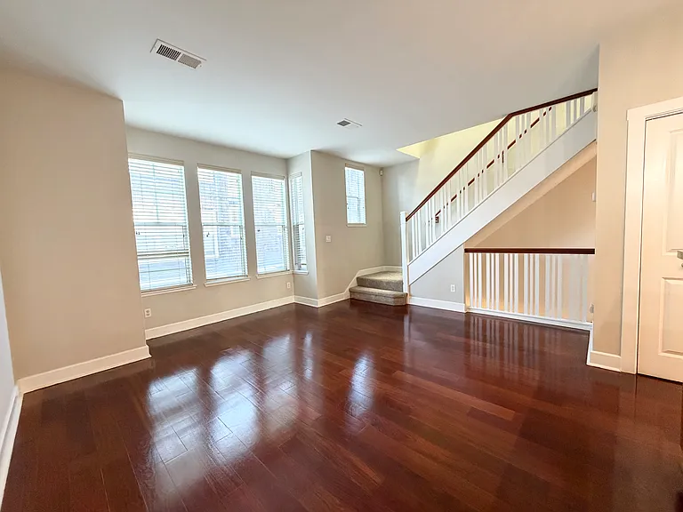 1338 Eddy St — Photo 14