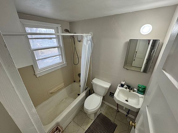 2nd image of 913 Claflin Rd
