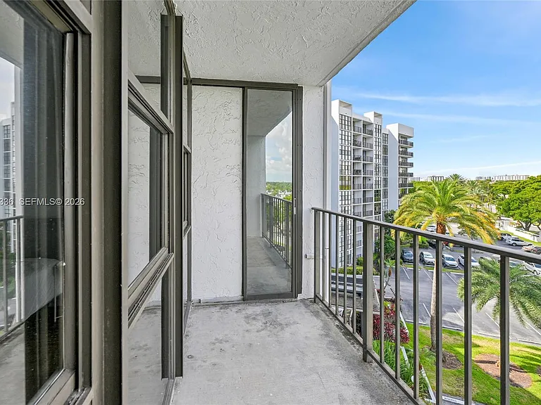 800 Parkview Dr #605 — Photo 12