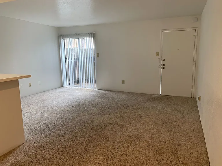 Emerald Cove Apartments — Photo 36