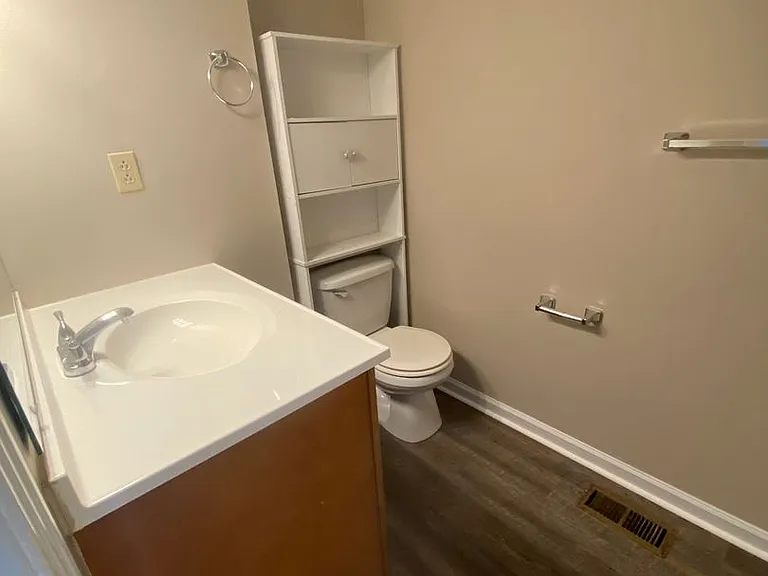 102D Kingsbury Ct — Photo 11
