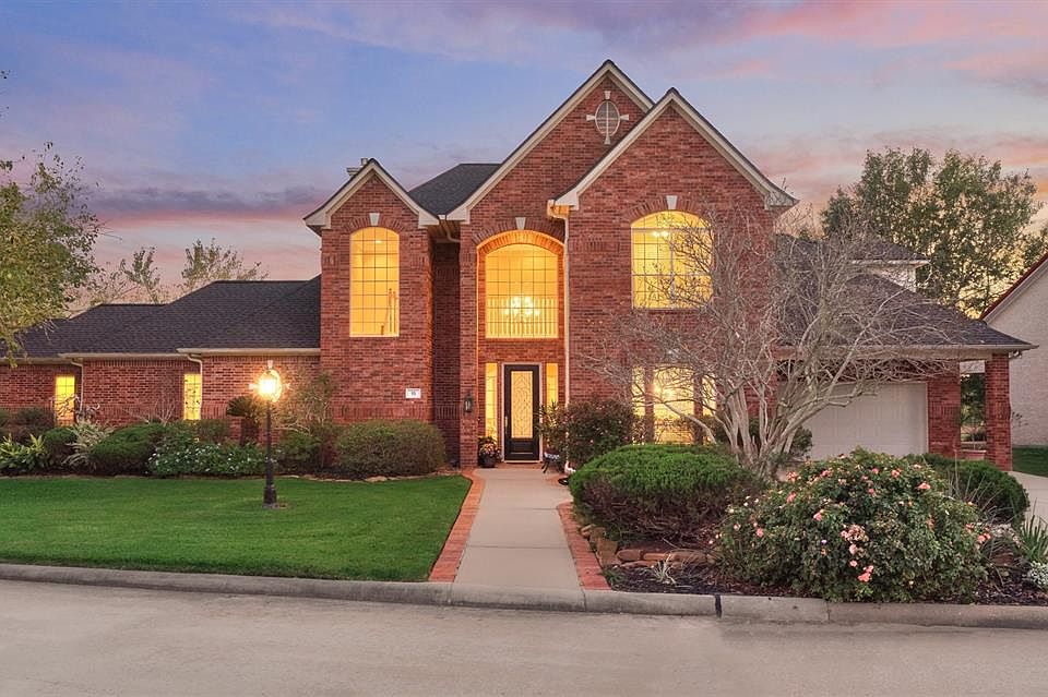 This 4BD/3.5BA has spectacular views from many vantage points