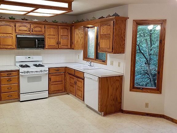 5th image of 422 Waldruh Dr