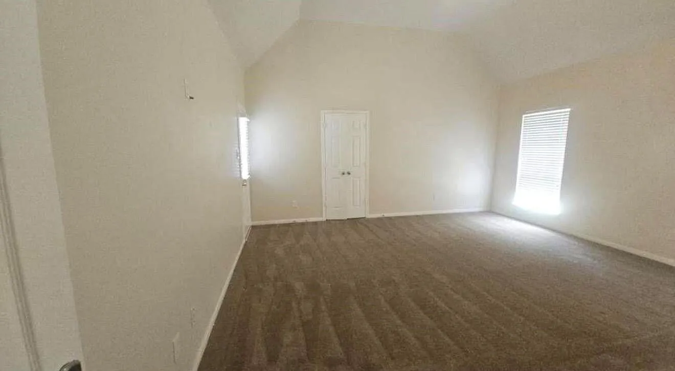 5 bed, 3.5 bath, 3186 sqft, $5,000 — Photo 3